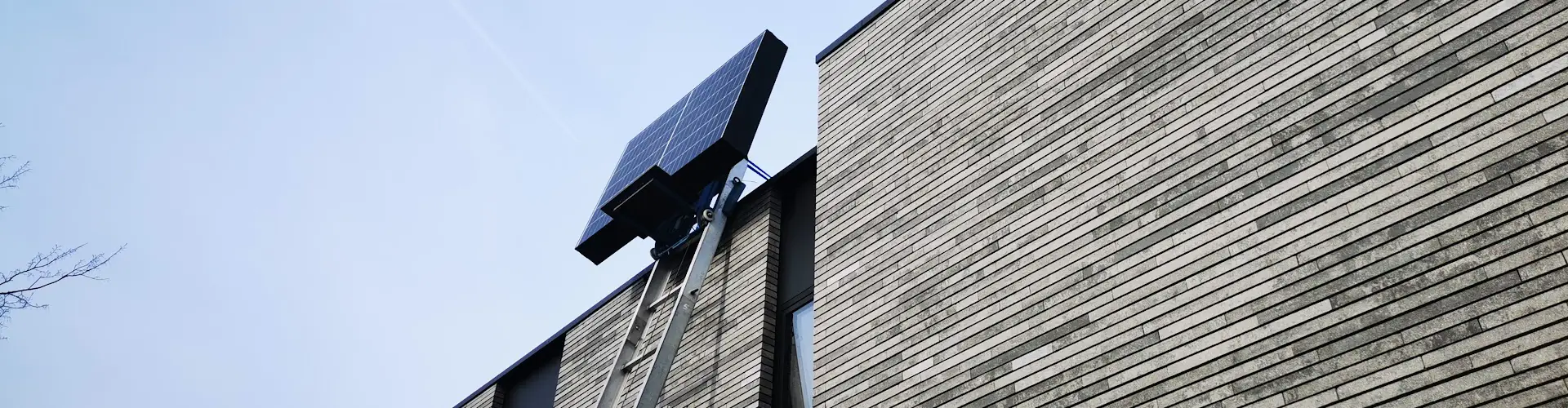 zonnepanelen naar het dak met ladderlift